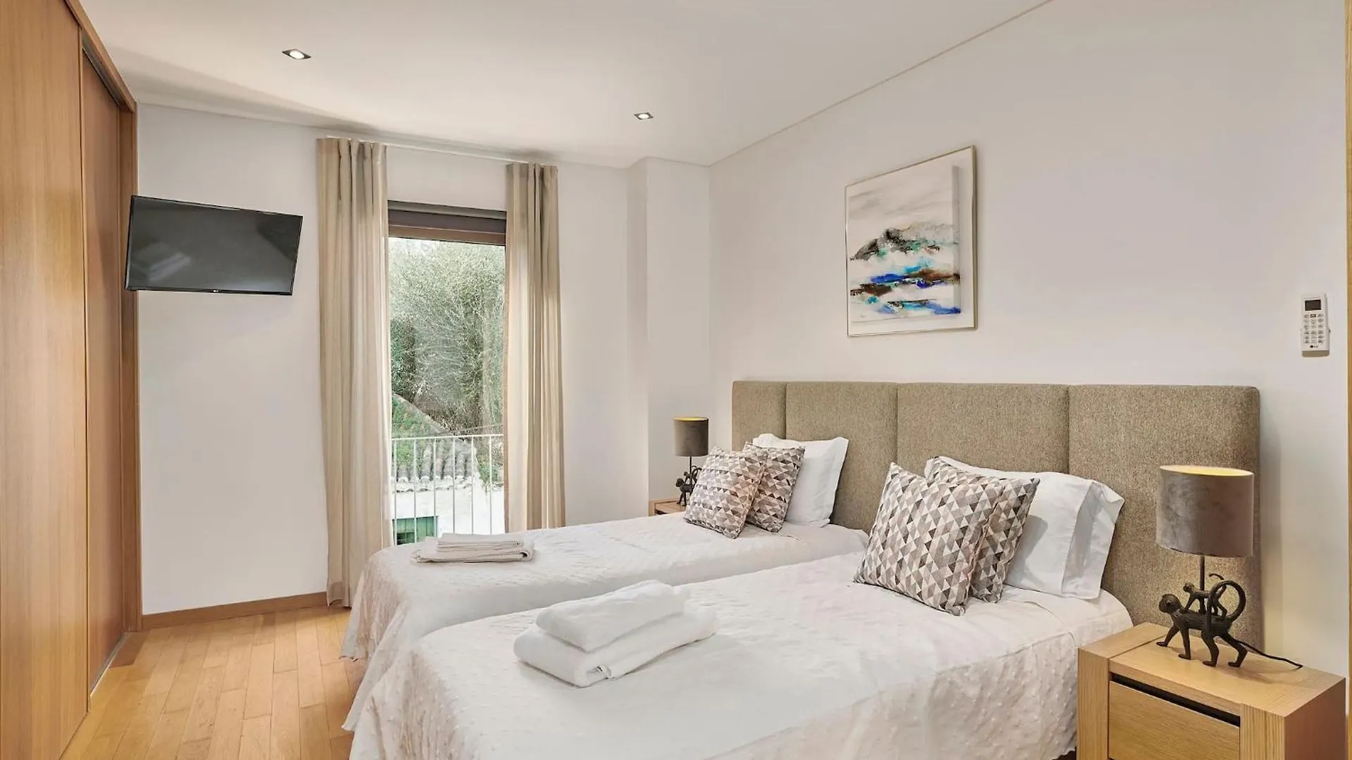 Stylish Townhouse In Tavira Centre, Shared Pool Villa